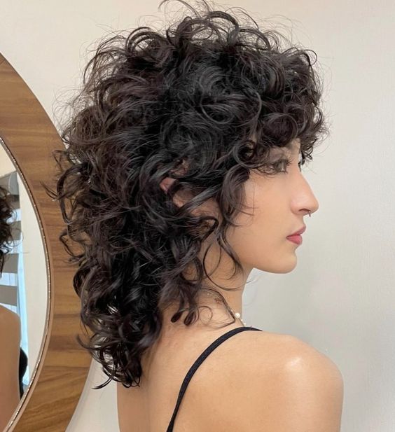 Lange Locken mit Twist: Asymmetrische Schnitte für extravagante Haarlängen!