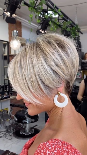 Eisiger Glanz: Platinblonde Haare für einen coolen Look