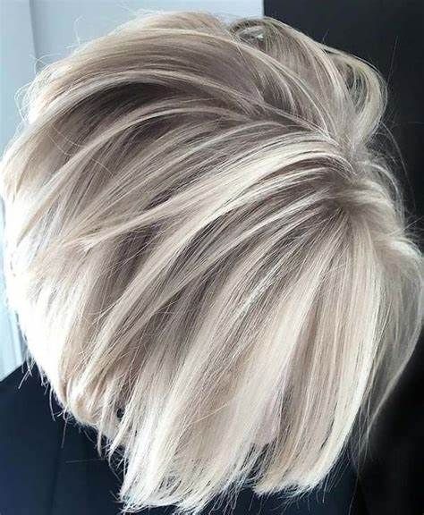 Eisiger Glanz: Platinblonde Haare für einen coolen Look
