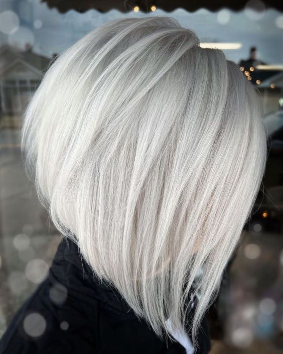 Eisiger Glanz: Platinblonde Haare für einen coolen Look