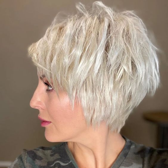 Eisiger Glanz: Platinblonde Haare für einen coolen Look