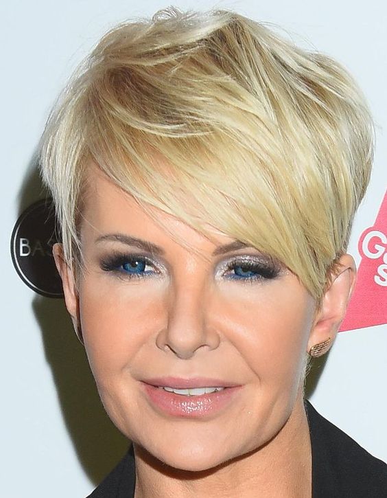 Eisiger Glanz: Platinblonde Haare für einen coolen Look