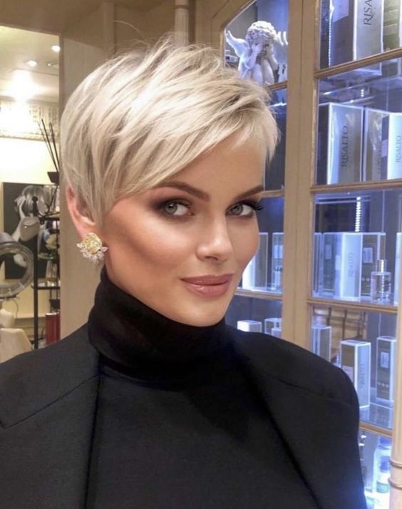 Eisiger Glanz: Platinblonde Haare für einen coolen Look