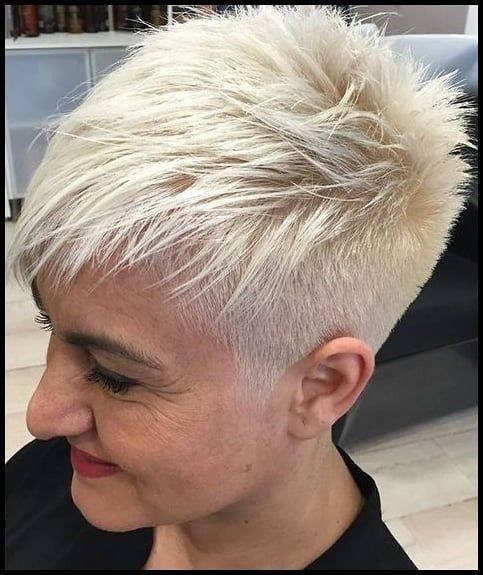 Eisiger Glanz: Platinblonde Haare für einen coolen Look