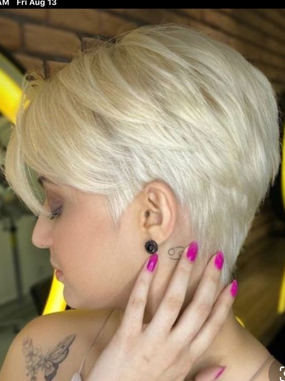 Eisiger Glanz: Platinblonde Haare für einen coolen Look