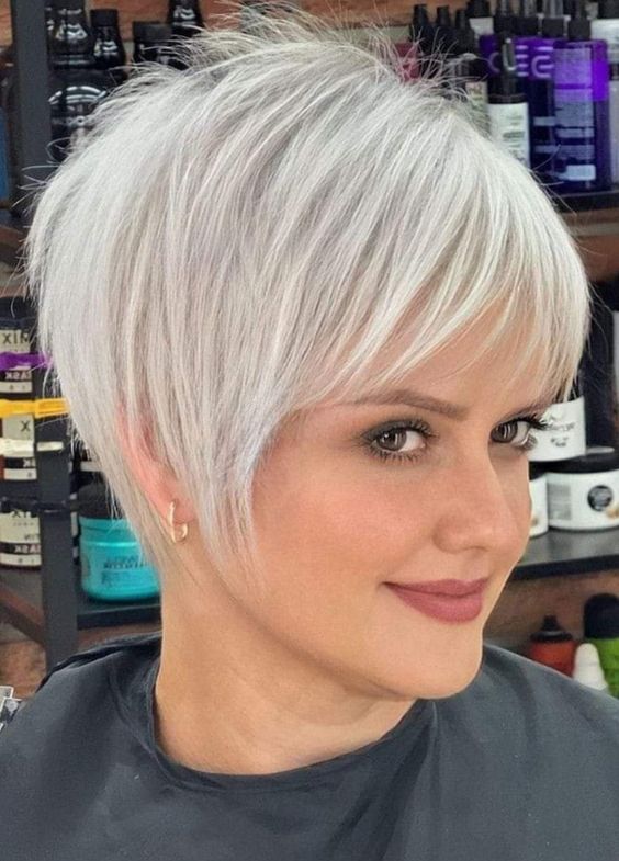 Eisiger Glanz: Platinblonde Haare für einen coolen Look