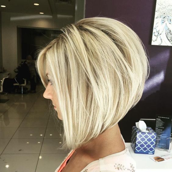 Eisiger Glanz: Platinblonde Haare für einen coolen Look