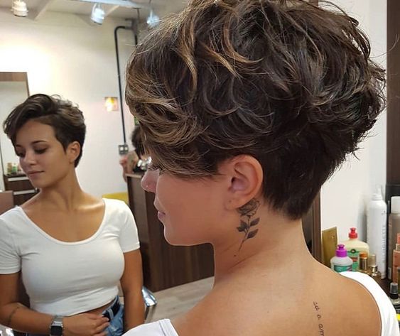 Kurz, aber cool: Trendige Kurzhaarfrisuren, die deinen Look aufpeppen.