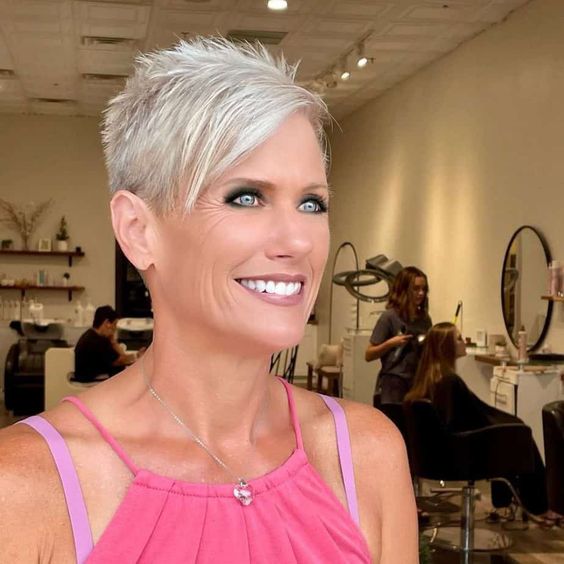 Strahlendes Grau: Natürliche Haarfarben, die Weisheit und Eleganz betonen!