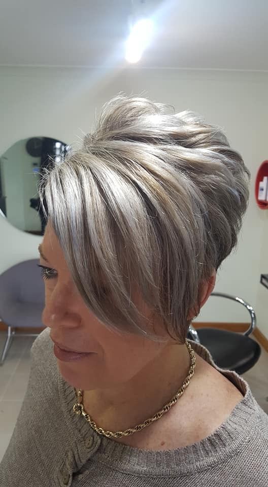 Strähnchen-Zauber: Weiße Haare aufpeppen mit den besten Methoden!