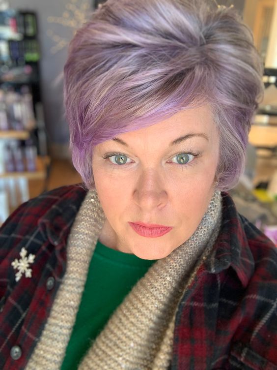 Strahlendes Weiß mit Pfiff: Die besten Möglichkeiten, weiße Haare durch Strähnchen zu verschönern.