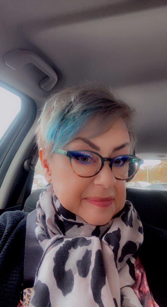 Einzigartige Strähnchen: Tipps und Tricks, um Ihre weiße Haarpracht optimal in Szene zu setzen!