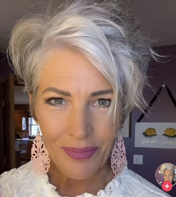 Einzigartige Strähnchen: Tipps und Tricks, um Ihre weiße Haarpracht optimal in Szene zu setzen!