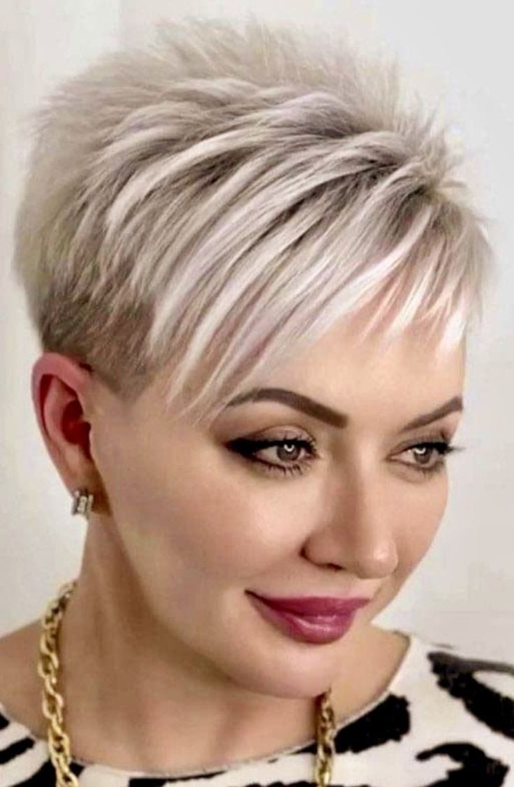 Kurze gerade Frisur in Weiß und Grau sollten Sie so schnell wie möglich ausprobieren