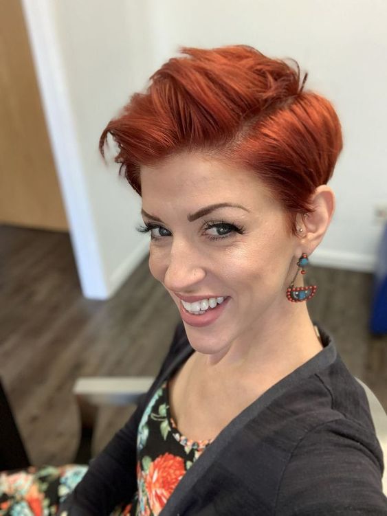 Richtige Haarfarben für die kommende Saison. Gehen Sie für kupferfarbene Highlights!