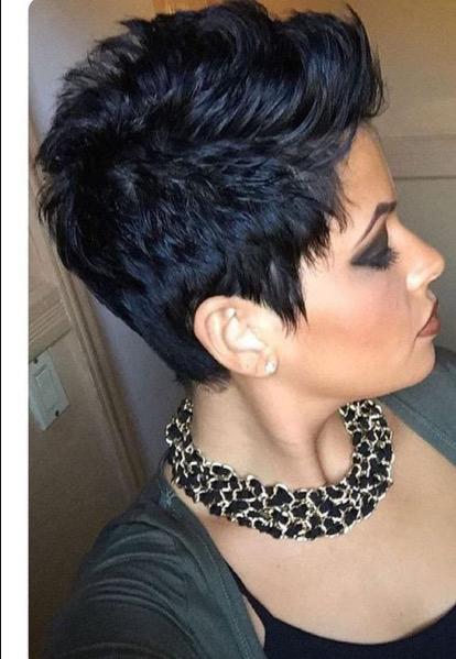 Einfach unwiderstehlich: Dunkle Kurzhaarschnitte, die Selbstbewusstsein verleihen