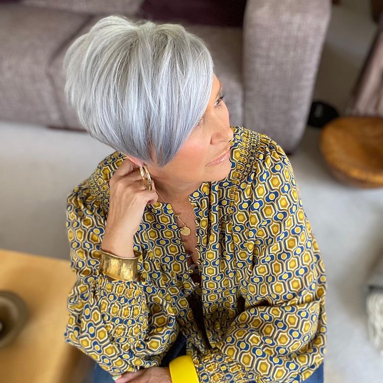 Graue Haare sind im Trend – Stilvolle Schnitte für Frauen jeden Alters!