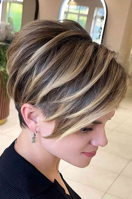 Schnitt für mittellanges und kurzes Haar: Wem steht diese Trendfrisur und wie stylt man sie richtig?