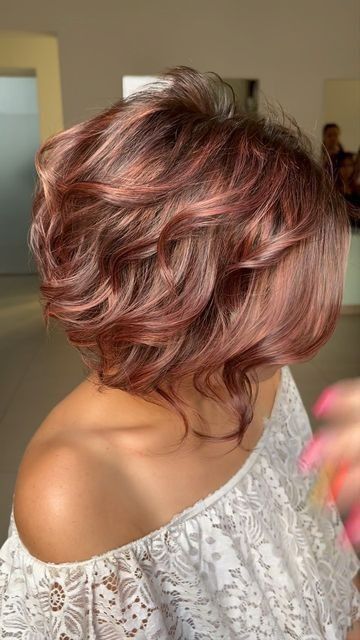 Schönheit in der Mitte: Frisuren, die Ihre mittellangen Haare zum Strahlen bringen