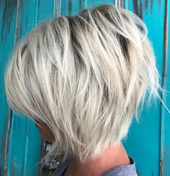 1. Zeitlos elegant: Die schönsten Stufenbob-Frisuren für ein jugendliches Aussehen.