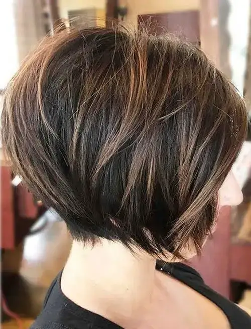 1. Zeitlos elegant: Die schönsten Stufenbob-Frisuren für ein jugendliches Aussehen.
