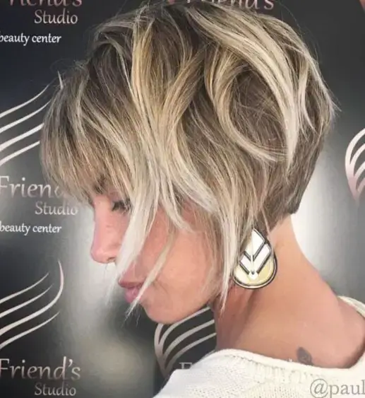 1. Zeitlos elegant: Die schönsten Stufenbob-Frisuren für ein jugendliches Aussehen.