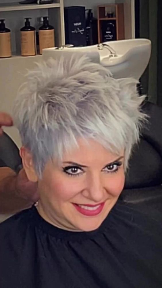 Graue Haare sind im Trend – Stilvolle Schnitte für Frauen jeden Alters!