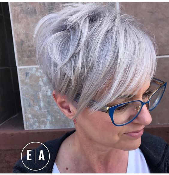 Graue Haare sind im Trend – Stilvolle Schnitte für Frauen jeden Alters!