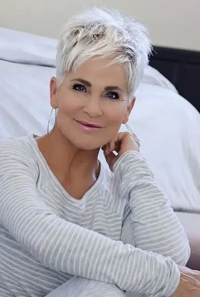 Graue Haare sind im Trend – Stilvolle Schnitte für Frauen jeden Alters!