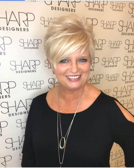 Kühle Akzente setzen: Platinblond und Silbergrau für einen modernen, frischen Look!