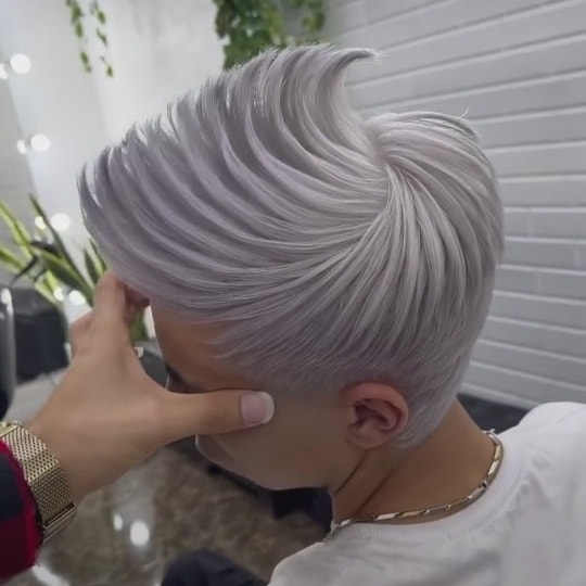 Silber Grau Haarefarbe: Der perfekte Look für reife Frauen