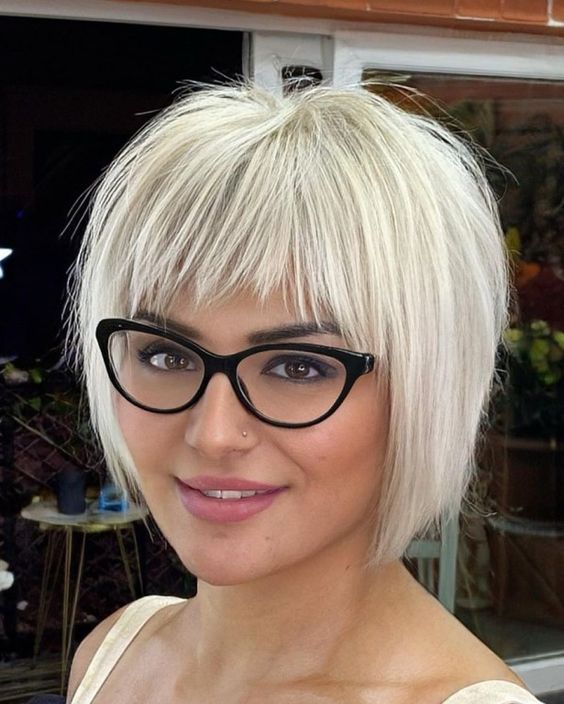Stilvoll und praktisch: Bob-Frisuren, die perfekt zu Brillenträgerinnen passen