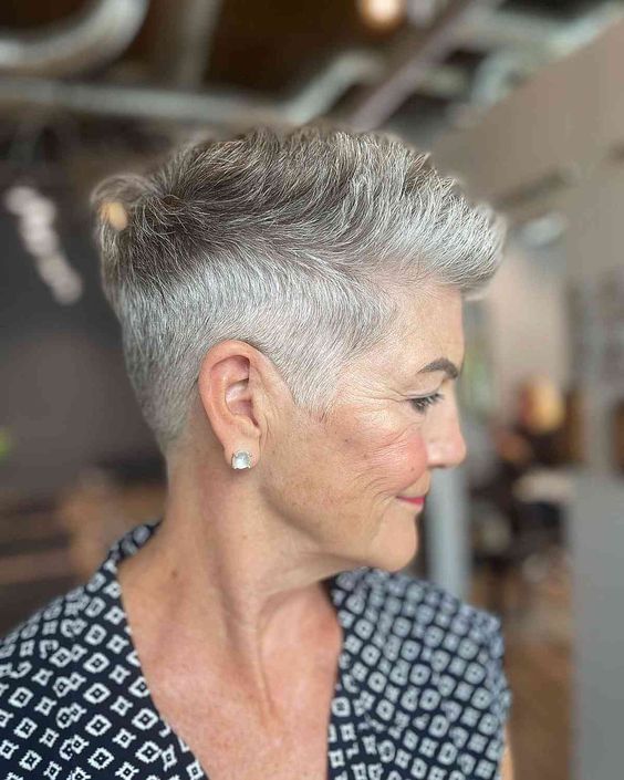 Die atemberaubendsten kurzen, stacheligen Haarschnitte für Frauen im Jahr 2024