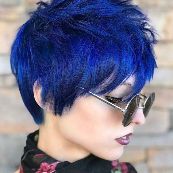 Strahlendes Türkis: Gewagte Pixie-Frisuren für einen auffälligen Look