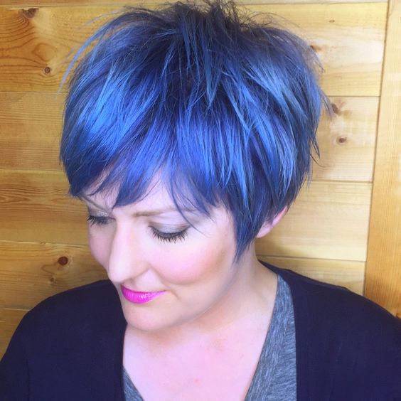 Elegante Eiskönigin: Pastellblaue Pixie-Schnitte mit silbernen Highlights