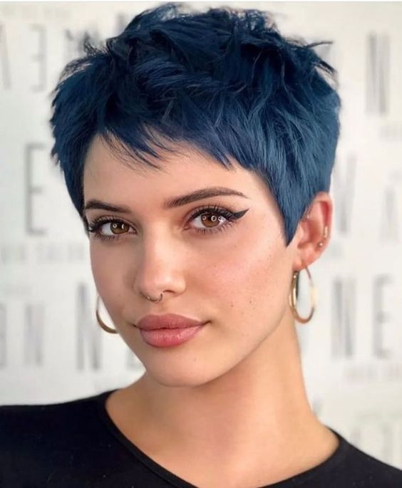 Elegante Eiskönigin: Pastellblaue Pixie-Schnitte mit silbernen Highlights