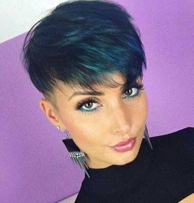 Elegante Eiskönigin: Pastellblaue Pixie-Schnitte mit silbernen Highlights