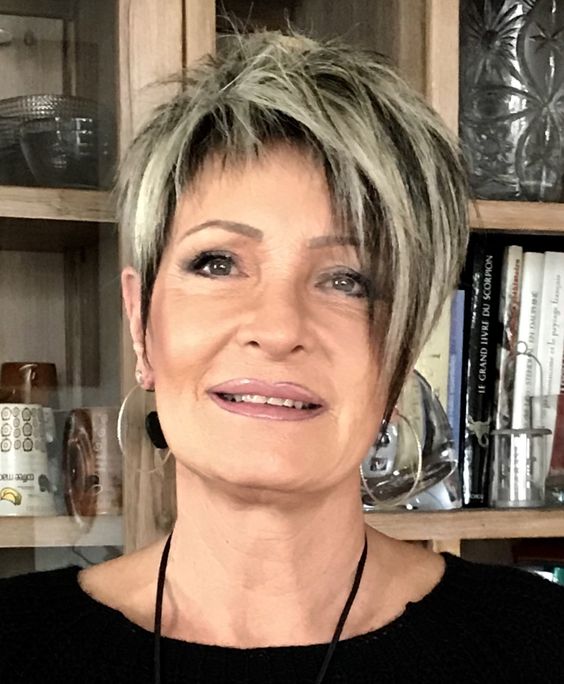 Energiegeladen und stilvoll: Flotte Frisuren für Frauen ab 60