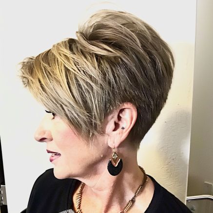 Energiegeladen und stilvoll: Flotte Frisuren für Frauen ab 60