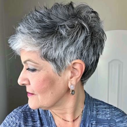 Energiegeladen und stilvoll: Flotte Frisuren für Frauen ab 60