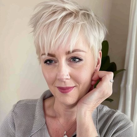Energiegeladen und stilvoll: Flotte Frisuren für Frauen ab 60