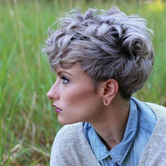Moderne gewellte Pixie-Schnitt-Frisuren für einen glamourösen Look