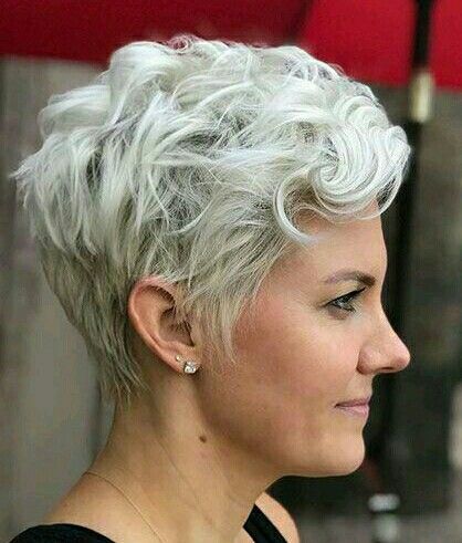 Moderne gewellte Pixie-Schnitt-Frisuren für einen glamourösen Look