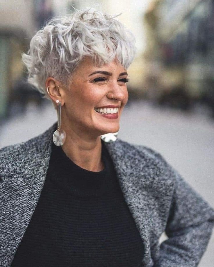 Moderne gewellte Pixie-Schnitt-Frisuren für einen glamourösen Look