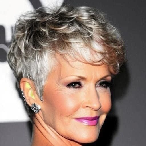 Moderne gewellte Pixie-Schnitt-Frisuren für einen glamourösen Look