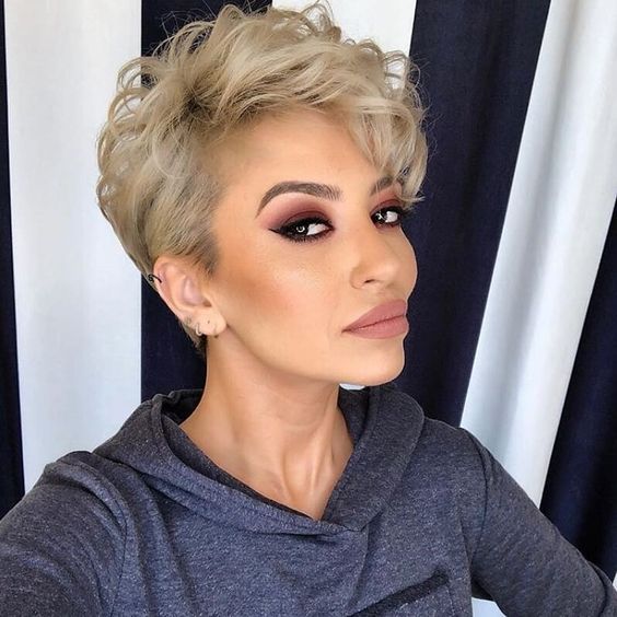 Moderne gewellte Pixie-Schnitt-Frisuren für einen glamourösen Look