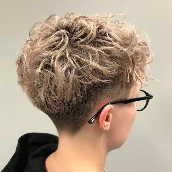 Moderne gewellte Pixie-Schnitt-Frisuren für einen glamourösen Look