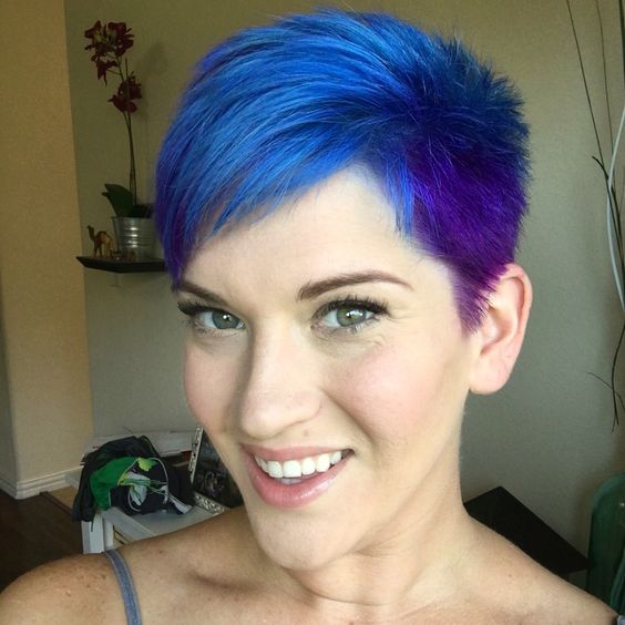 Elegante Eiskönigin: Pastellblaue Pixie-Schnitte mit silbernen Highlights