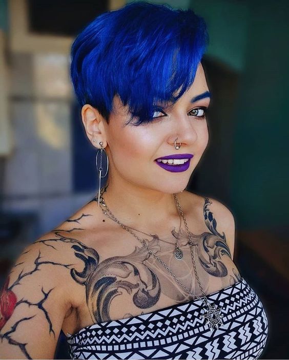 Elegante Eiskönigin: Pastellblaue Pixie-Schnitte mit silbernen Highlights