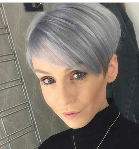 Silber Grau Haarefarbe: Der perfekte Look für reife Frauen